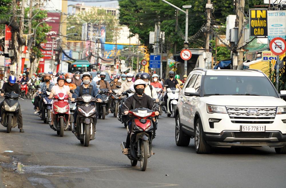 Thời tiết mát mẻ và đường phố suôn sẻ giúp người lao động có tâm lý thoải mái trong ngày đầu làm việc. Ảnh: Thái Bảo