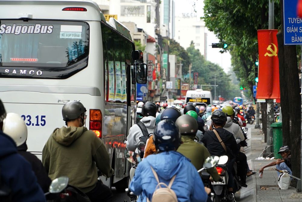 Đường Võ Thị Sáu có lượng xe đông nhưng các phương tiện vẫn di chuyển dễ dàng, không xảy ra ùn tắc.