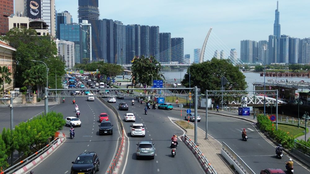 Khu vực vòng xoay Công trường Mê Linh trên trục đường Tôn Đức Thắng (Quận 1) nhộn nhịp xe cộ, đánh dấu nhịp sống hối hả của thành phố chính thức trở lại.)