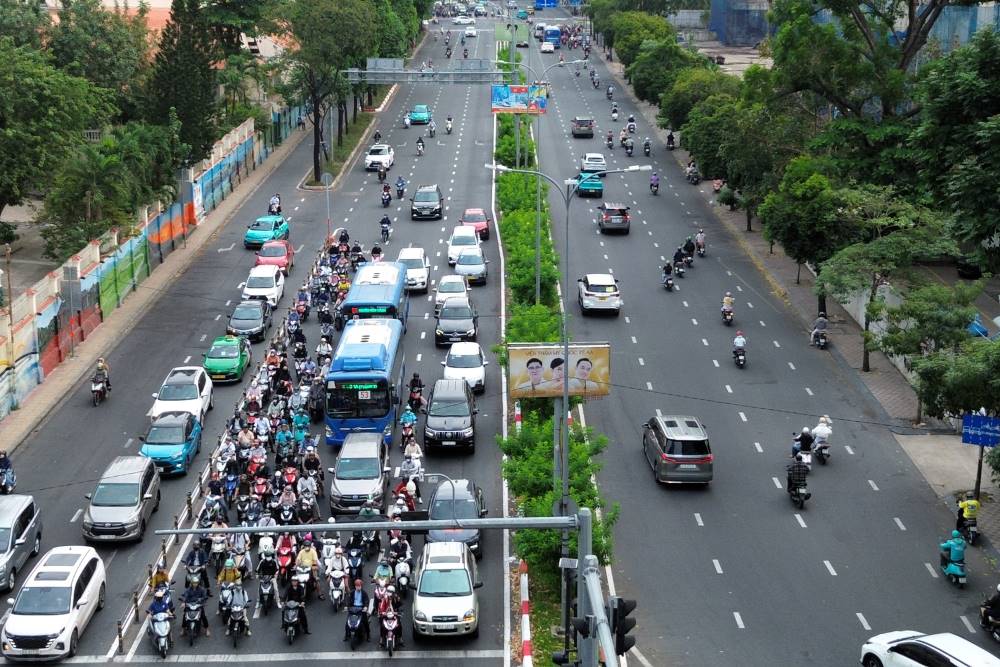 Dòng phương tiện lưu thông trên đường Nguyễn Hữu Cảnh tấp nập. Ảnh: Anh Tú