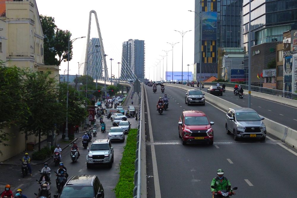 Giao thông qua khu vực đường Đinh Tiên Hoàng (khúc hướng về cầu Ba Son) khá thông thoáng, xe cộ di chuyển dễ dàng trong khung giờ cao điểm sáng nay.)