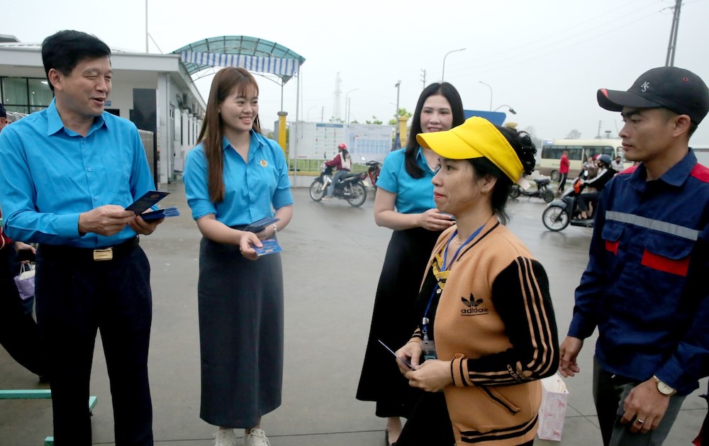 Mr. Kha Van Tam - Chairman of the Nghe An Provincial Labor Federation giving lucky money to workers on the first working day. Photo: Nghe An Trade Union