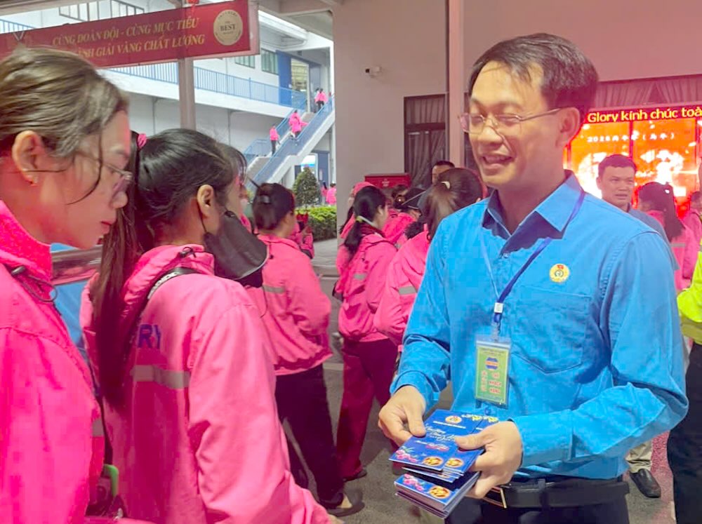 Công nhân nhận quà lì xì từ ông Nguyễn Chí Công – Phó Chủ tịch Thường trực LĐLĐ tỉnh Nghệ An. Ảnh: Công đoàn Nghệ An