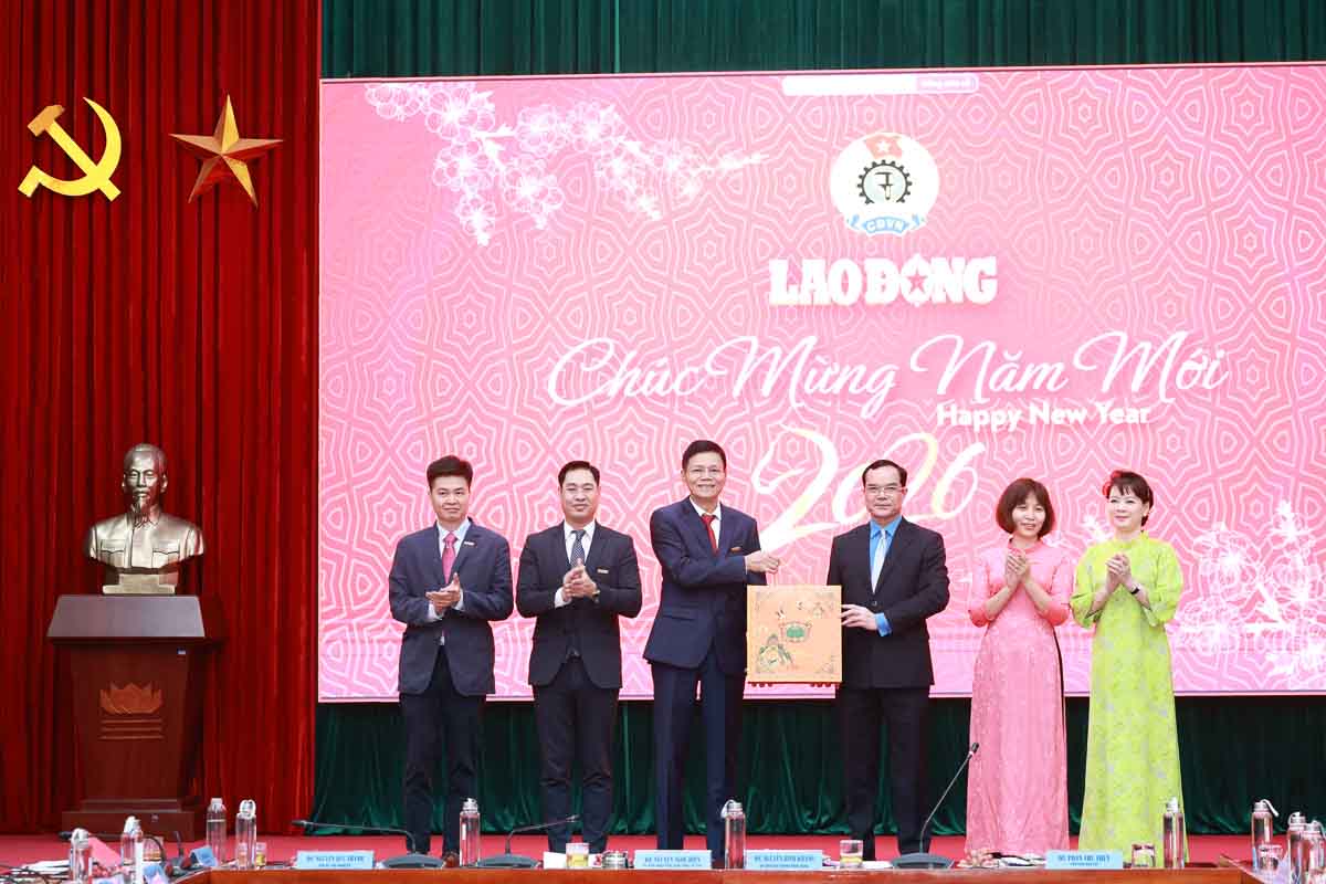 Ông Nguyễn Đình Khang - Ủy viên Trung ương Đảng, Phó Chủ tịch Ủy ban Trung ương Mặt trận Tổ quốc Việt Nam, Bí thư Đảng ủy, Chủ tịch Tổng Liên đoàn Lao động Việt Nam trao quà tới tập thể Báo Lao Động. Ảnh: Hải Nguyễn 