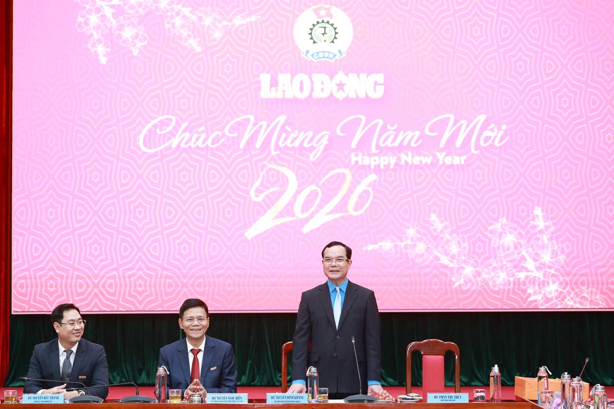 Mr. Nguyen Dinh Khang - Member of the Party Central Committee, Vice Chairman of the Central Committee of the Vietnam Fatherland Front, Secretary of the Party Committee, Chairman of the Vietnam General Confederation of Labor congratulates the new year of Lao Dong Newspaper. Photo: Hai Nguyen