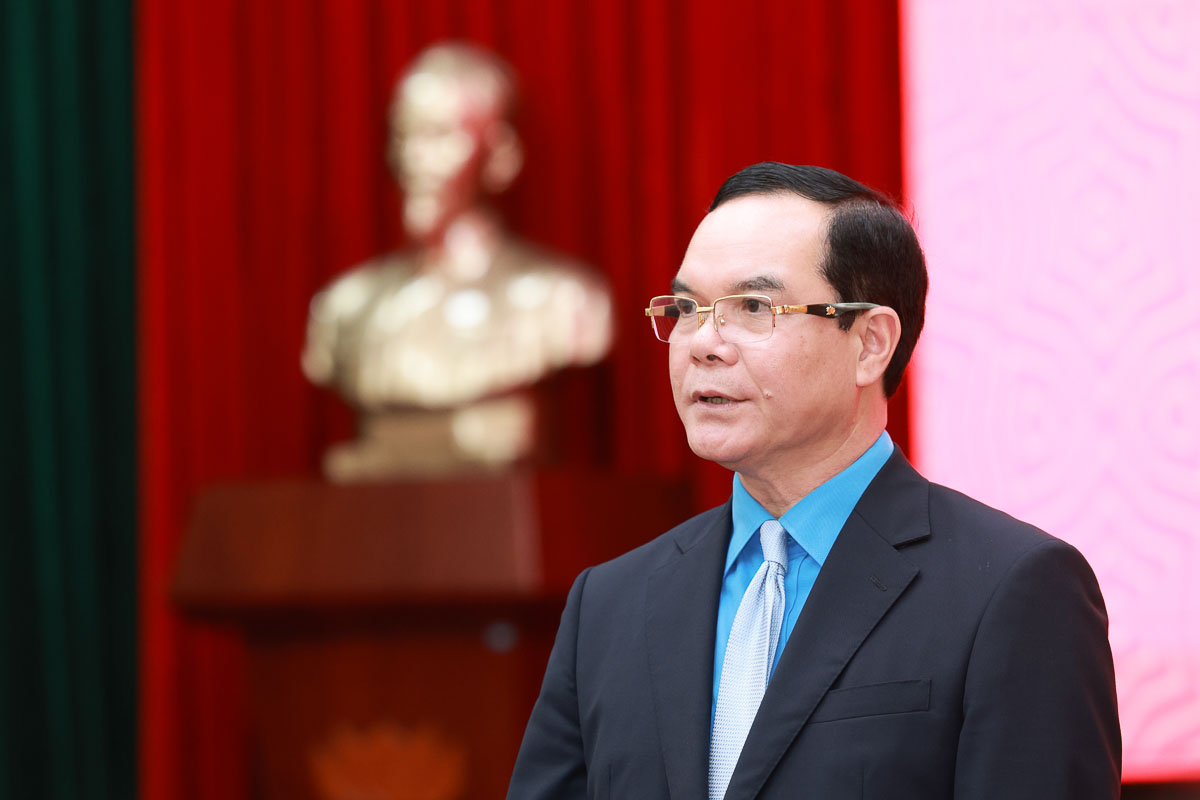 Ông Nguyễn Đình Khang - Ủy viên Trung ương Đảng, Phó Chủ tịch Ủy ban Trung ương Mặt trận Tổ quốc Việt Nam, Bí thư Đảng ủy, Chủ tịch Tổng Liên đoàn Lao động Việt Nam chúc mừng năm mới Báo Lao Động. Ảnh: Hải Nguyễn 