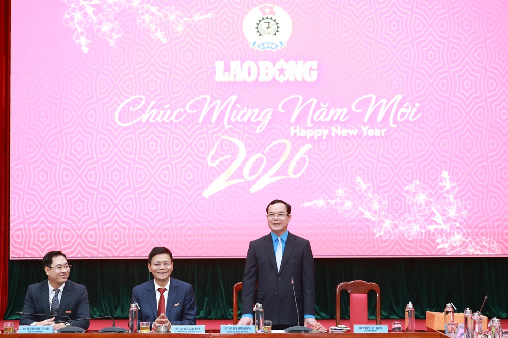Mr. Nguyen Dinh Khang - Member of the Party Central Committee, Vice Chairman of the Central Committee of the Vietnam Fatherland Front, Secretary of the Party Committee, Chairman of the Vietnam General Confederation of Labor congratulates the new year of Lao Dong Newspaper. Photo: Hai Nguyen