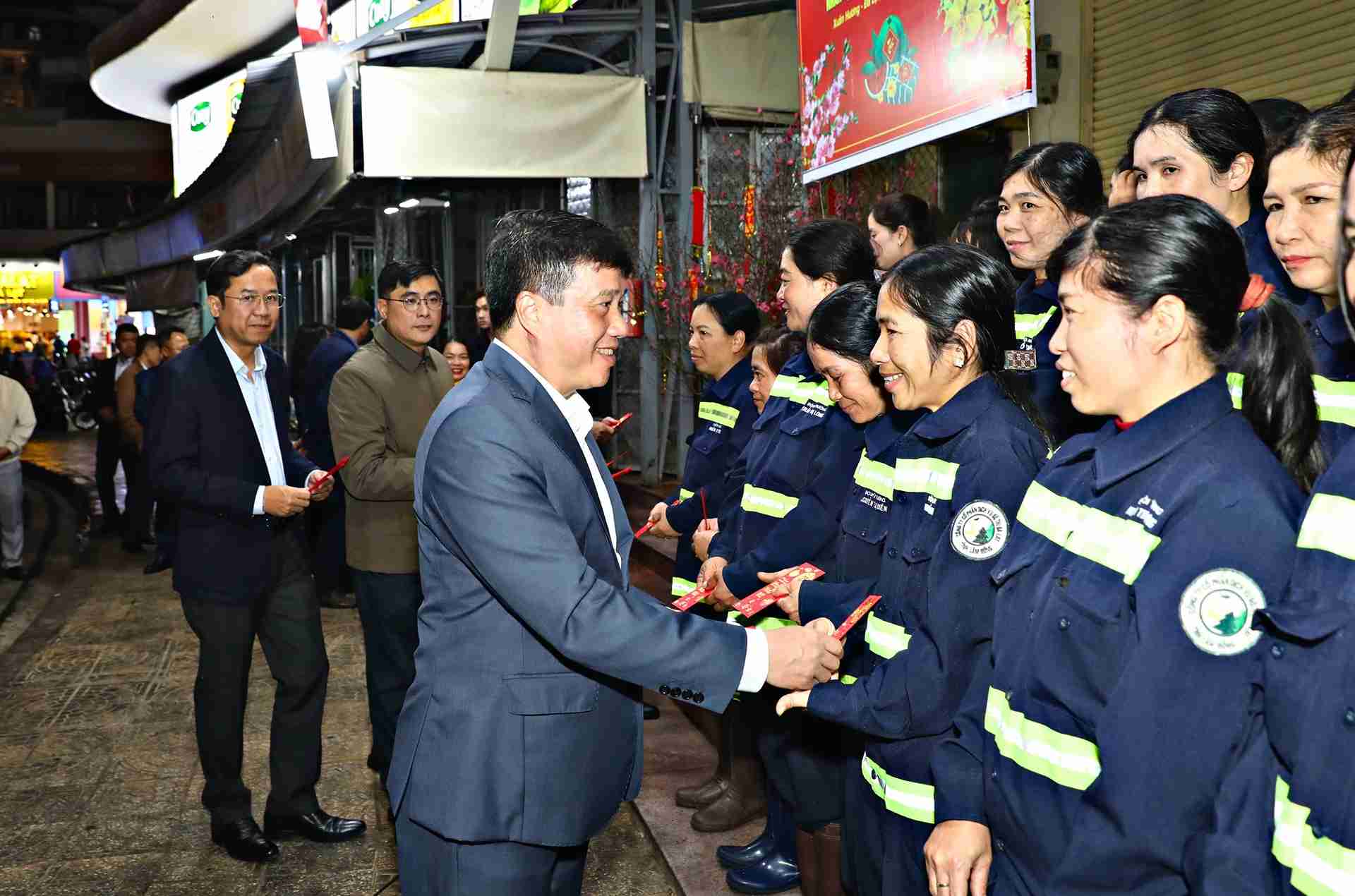 Bí thư Tỉnh ủy Lâm Đồng Y Thanh Hà Niê Kđăm tới thăm hỏi, tặng quà Tết động viên công nhân vệ sinh Đà Lạt trực Tết. Ảnh: Phúc Khánh 