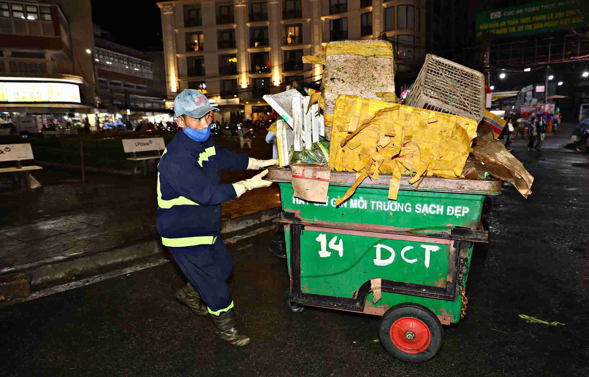 Trong những ngày Tết, công nhân vệ sinh luôn làm việc xuyên đêm để giữ cho phố phường Đà Lạt luôn sạch đẹp. Ảnh: Thần Hy 