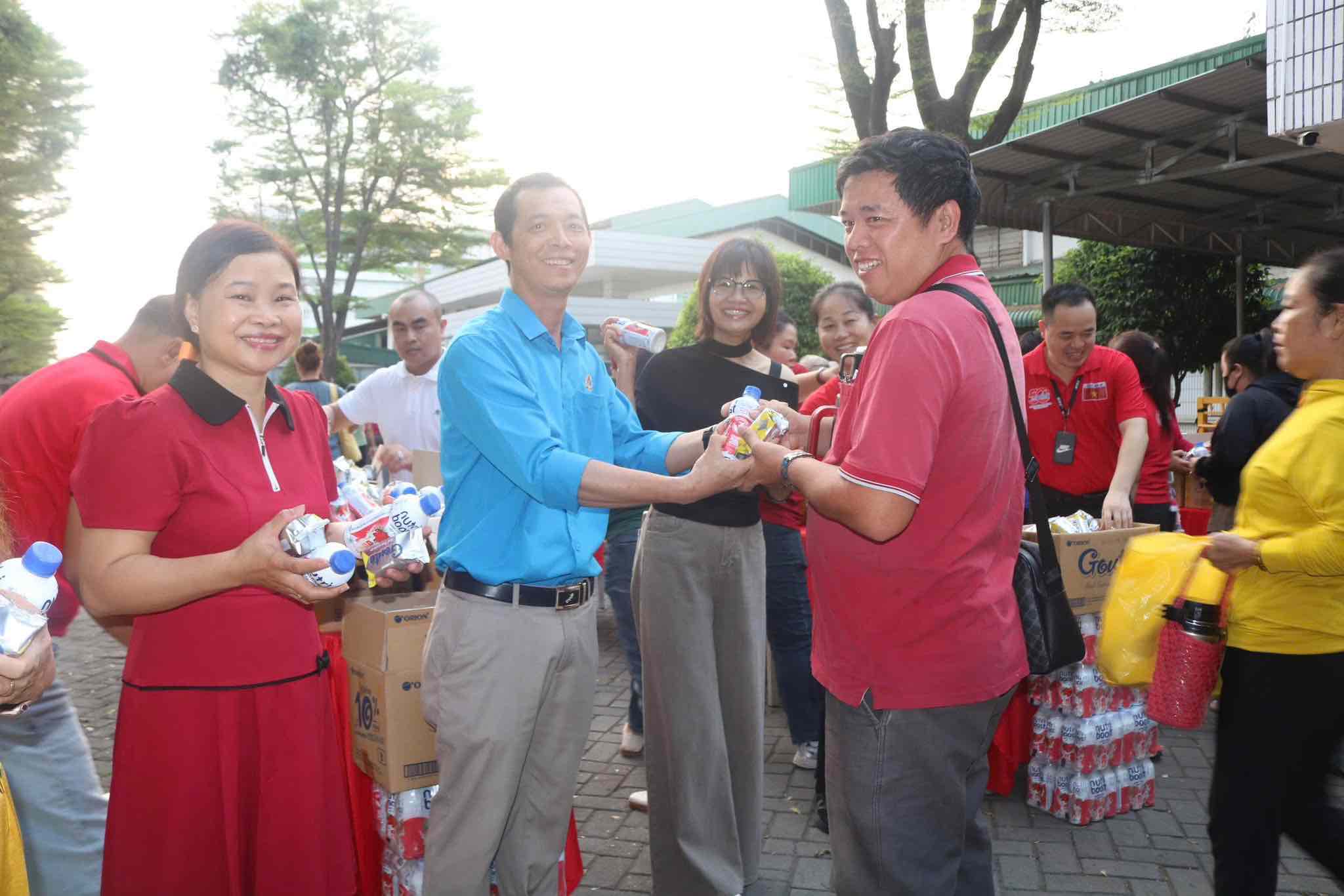 Niềm vui của đoàn viên, người lao động trong ngày đầu trở lại làm việc sau kỳ nghỉ Tết. Ảnh: HAC