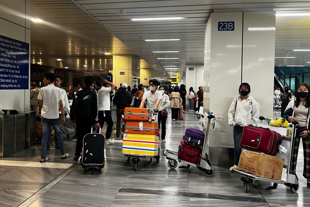 Dòng người hối hả rời sảnh ga đến Nhà ga T3. Lượng khách tăng đột biến khi người lao động đồng loạt trở lại thành phố chuẩn bị cho ngày làm việc mới. Ảnh: Thanh Chân