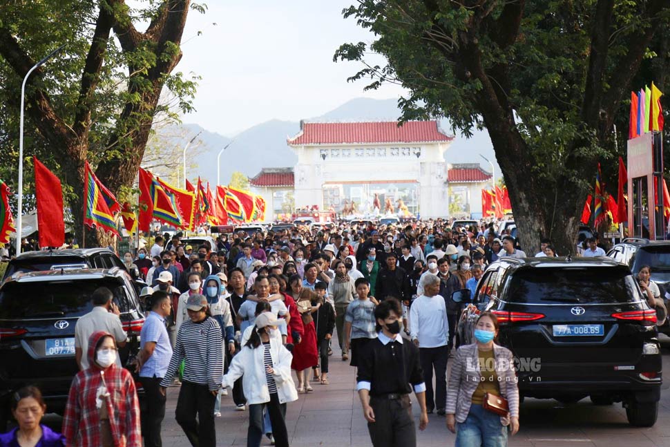 ザライ省で開催されたタイソン農民蜂起255周年記念式典(1771-2026)とゴックホイ - ドンダ戦勝237周年記念式典(1789-2026)に線香を捧げる人々や観光客。写真:ホアイ・フオン