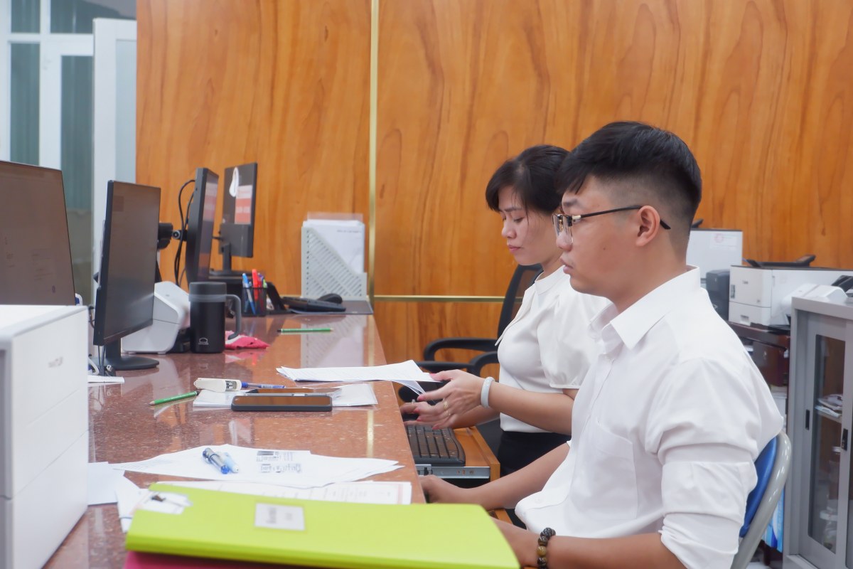 Các cán bộ phường sẵn sàng phục vụ dân trong năm mới. Ảnh: Minh Tâm