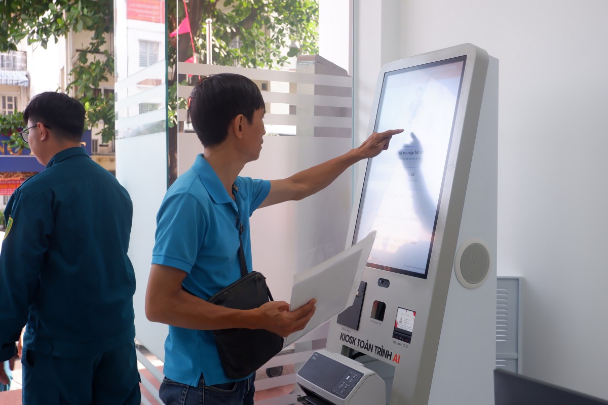 Người dân đến phường làm thủ tục hành chính. Ảnh: Minh Tâm