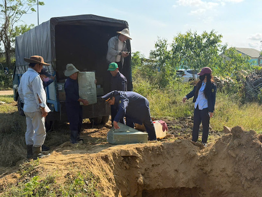 Dak Lak Provincial Market Management Sub-Department coordinates with functional agencies to destroy 12,450 violating cosmetic and food products near Binh Ngo Tet. Photo: Ngan Ha