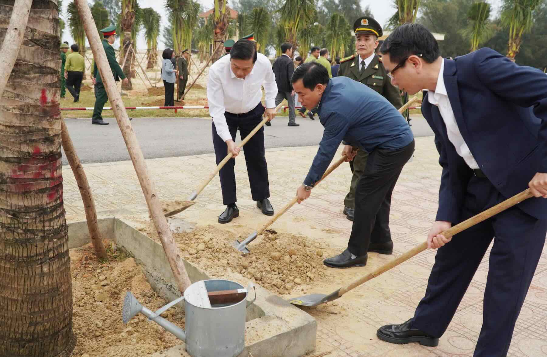 Leaders of Quang Tri province attend the Tree Planting Tet. Photo: Hai Duong