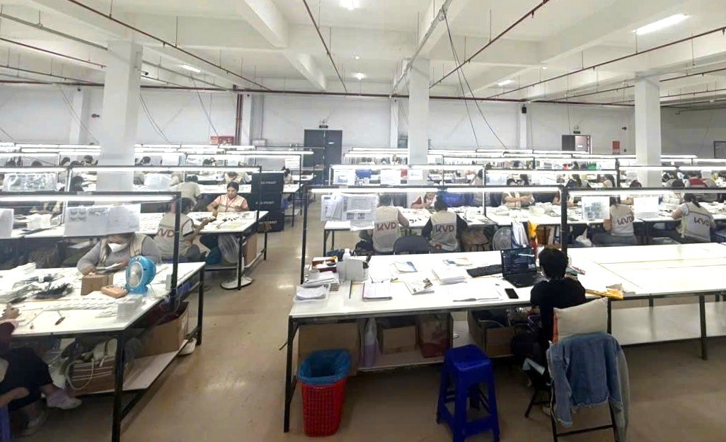 Người lao động làm việc với tinh thần khẩn trương ngay từ đầu năm. Ảnh: Bảo Trung