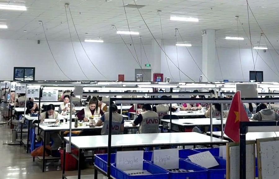 Workers in Dak Lak return to work after the 2026 Lunar New Year holiday. Photo: Bao Trung