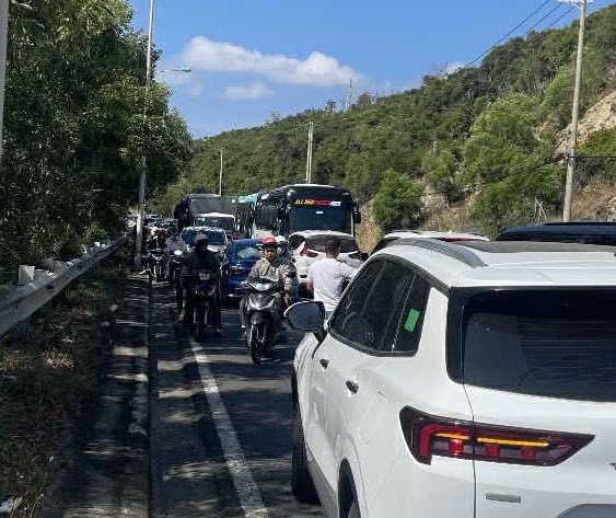 Giao thông ùn tắc sau khi chiếc xe tải bị lật ngang trên đường. Ảnh: Phú Đài Ngô