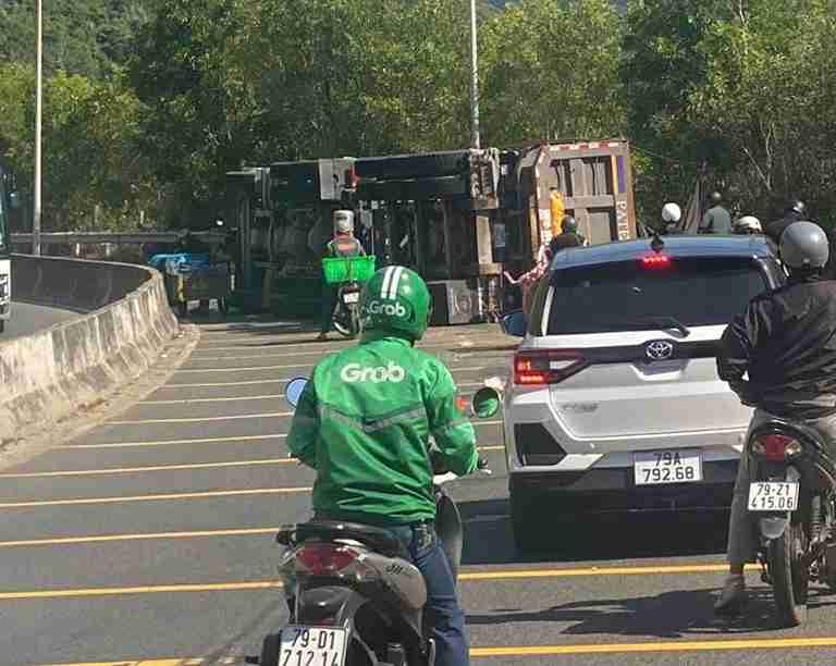 The truck overturned across the road, causing traffic from Cam Ranh airport to Nha Trang to be congested. Photo: Phu Dai Ngo