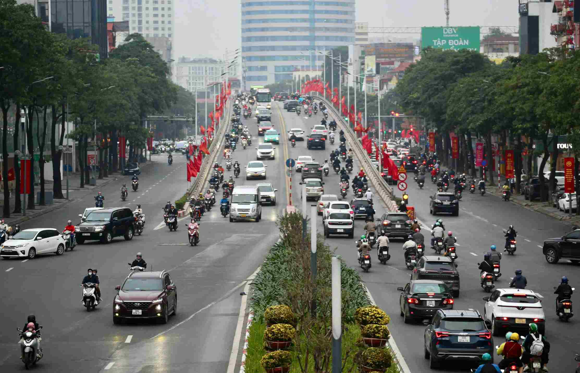 今日は長いテト休暇後の最初の就業日であり、ハノイ市内のいくつかの幹線道路の交通密度が上昇し始めています。しかし、車両はスムーズに移動し、長時間の渋滞は発生していません。写真はチャン・ズイ・フン通りです.