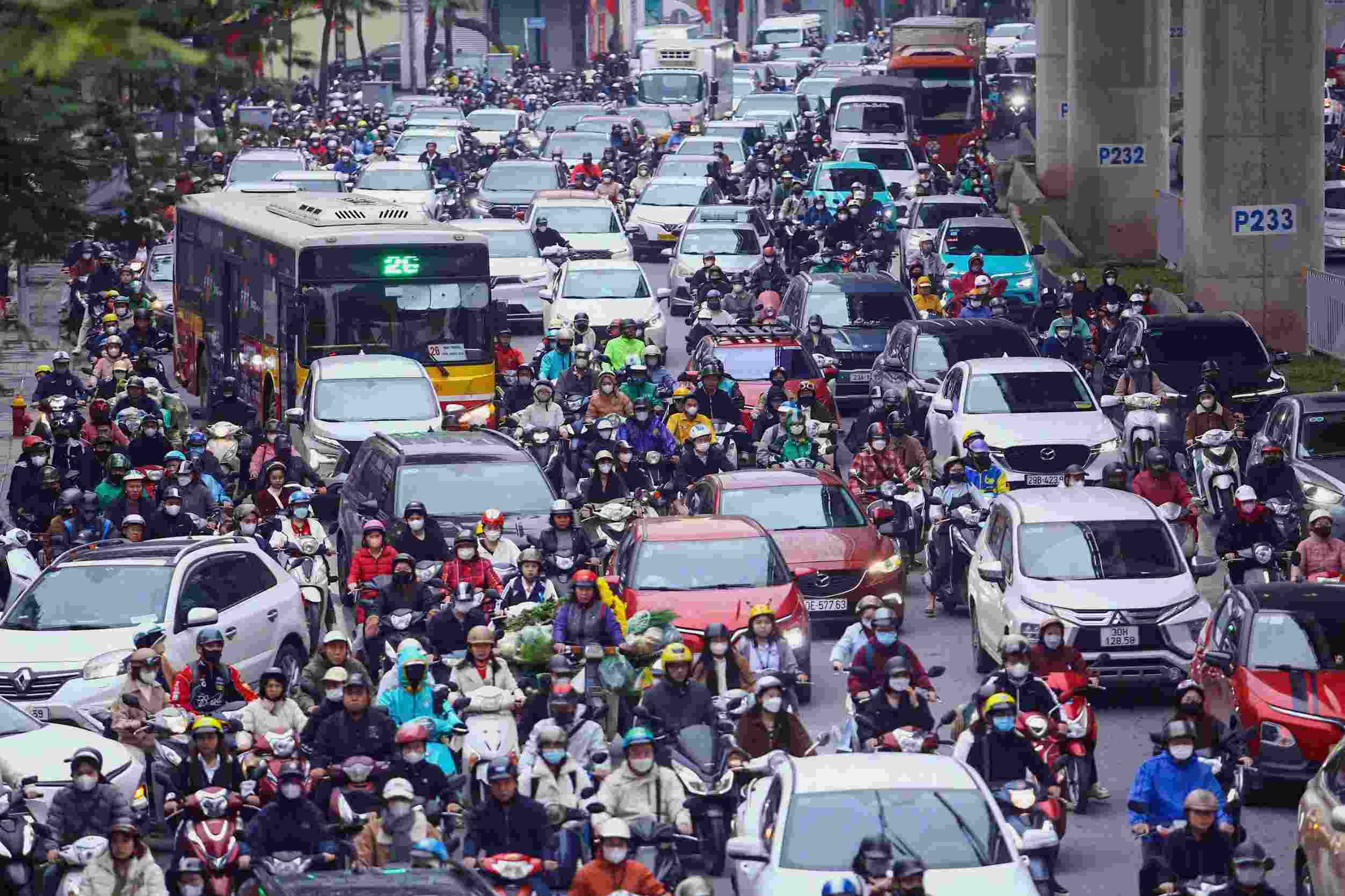 Đường Hồ Tùng Mậu một số thời điểm xảy ra ùn ứ cục bộ tại đoạn gần nút giao Mai Dịch. Tuy nhiên khoảng 2 nhịp đèn là các phương tiện đã có thể đi qua nút giao.