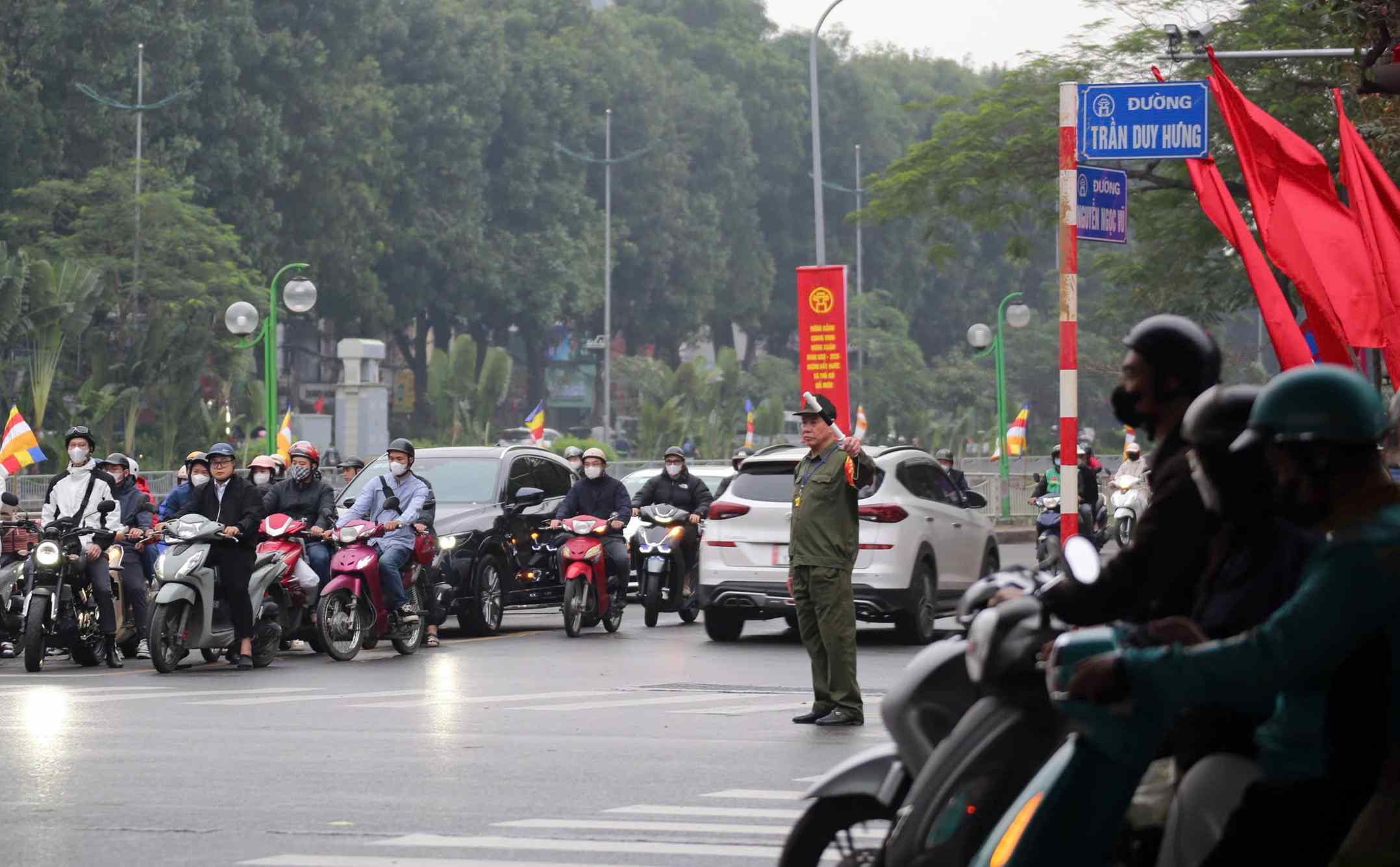 Theo Phòng CSGT Hà Nội, trong những ngày tới, khi hoạt động sinh hoạt, học tập và làm việc của người dân dần ổn định trở lại sau Tết, đơn vị sẽ tiếp tục duy trì quân số làm nhiệm vụ theo Phương án của Công an TP về huy động lực lượng chỉ huy, hướng dẫn giao thông; phân luồng, giải quyết ùn tắc giao thông đường bộ trên địa bàn Thành phố.