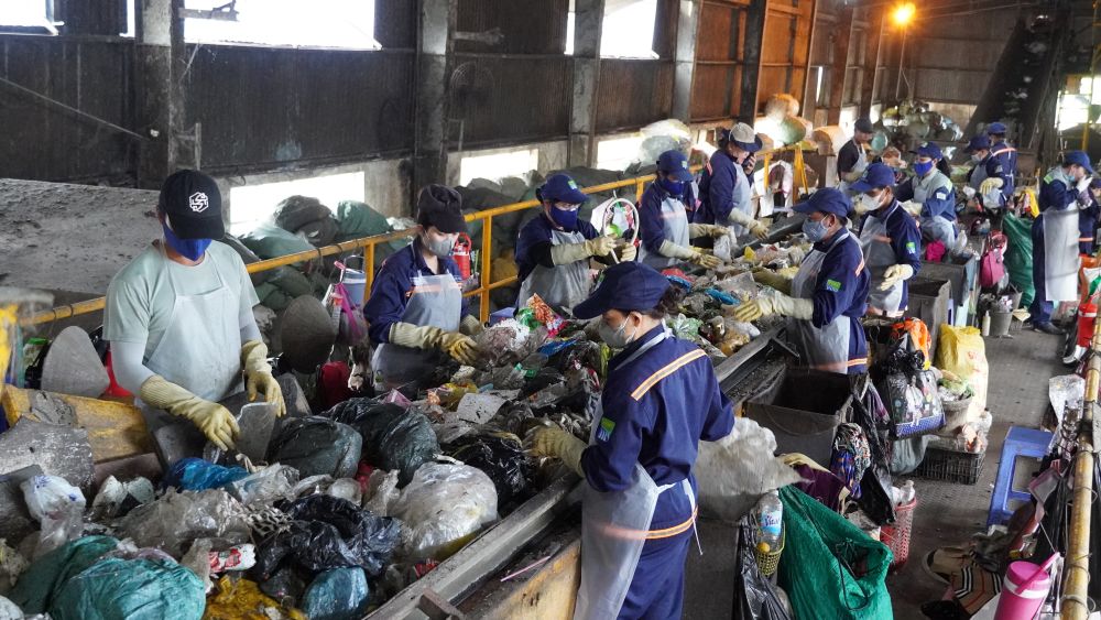 Công nhân tất bật phân loại rác trong ngày đầu năm sau kỳ nghỉ Tết. Ảnh: Phương Anh