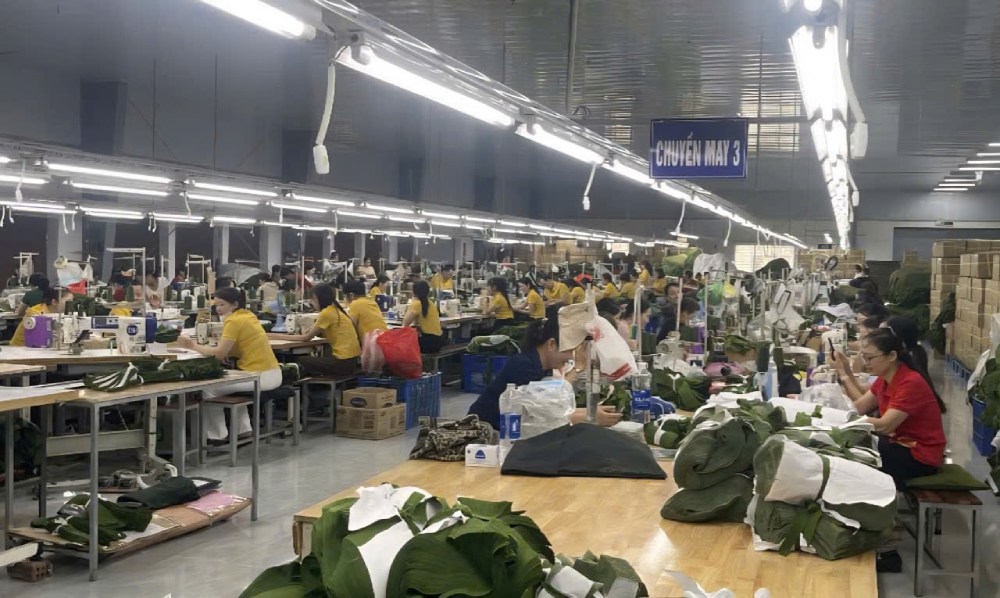 On the morning of February 23, workers of 19.5 Co., Ltd. returned to the factory to work with much joy and expectation. Photo: Thu Huyen