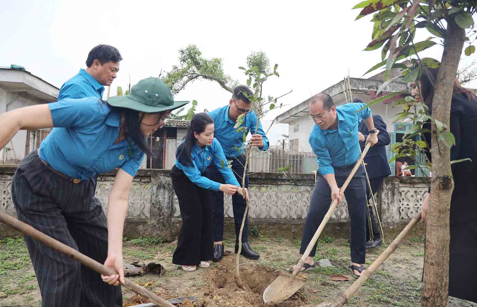 Leaders and officials of the Ha Tinh Provincial Labor Federation plant trees at the beginning of the new year. Photo: Mai Anh