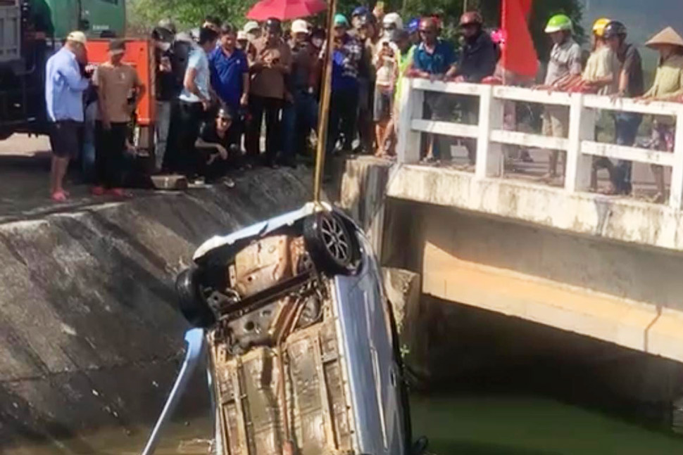 The car that plunged into the Van Phong canal (Binh An commune, Gia Lai) was salvaged ashore by functional forces to serve the investigation. Photo: Tay Son