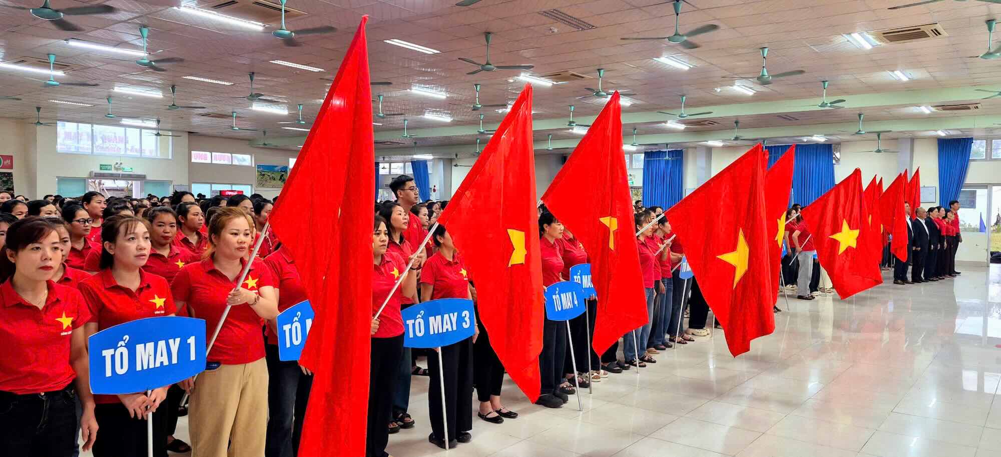 Chào cờ đầu năm mới. Ảnh: Văn Trung