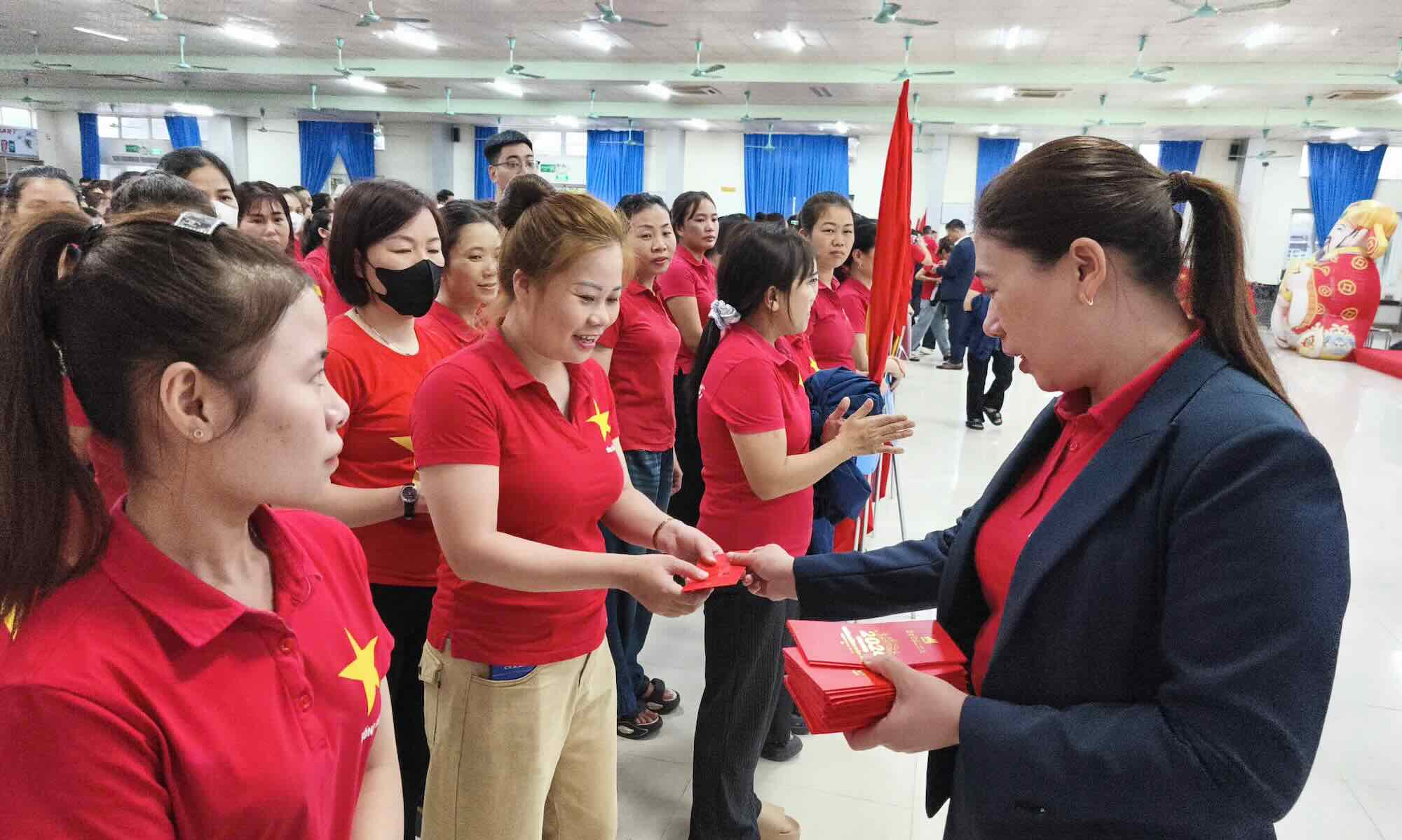 Lãnh đạo công ty lì xì công nhân đầu năm mới. Ảnh: Văn Trung