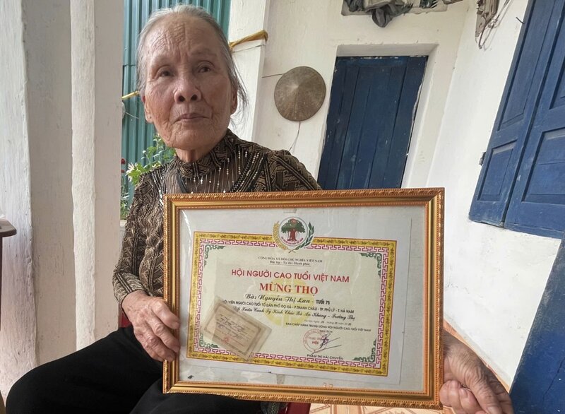 After being handed over the Certificate of Longevity, Ms. Nguyen Thi Lan said that she felt relieved because her honor had been put back in the right place. Photo: Quynh Trang