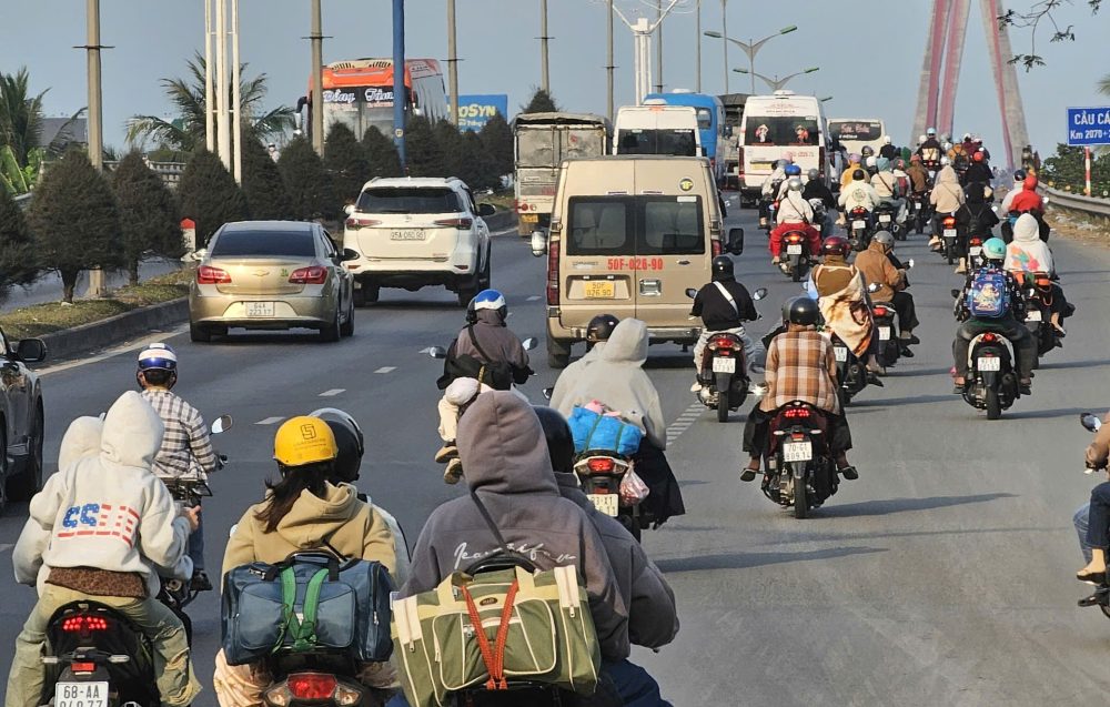 Sau Tết, dòng người lao động nối dài trên quốc lộ hướng về các khu công nghiệp tại TP. Hồ Chí Minh và khu vực lân cận. Ảnh: Chí Quốc