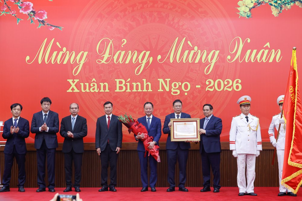 Thủ tướng Chính phủ Phạm Minh Chính trao Huân chương Lao động hạng Nhất tặng Viện Hàn lâm Khoa học và Công nghệ Việt Nam. Ảnh: Nhật Bắc  