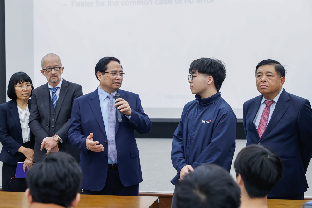 Prime Minister Pham Minh Chinh visits Hanoi University of Technology under the Vietnam Academy of Science and Technology. Photo: Nhat Bac