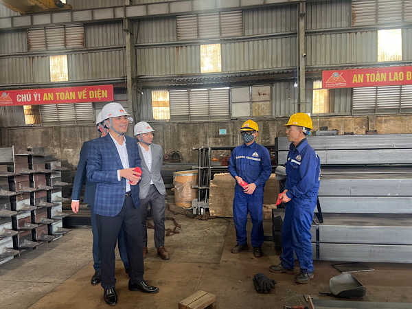 Mr. Le Dinh Hung - Member of the Executive Committee of the Vietnam General Confederation of Labor, Standing Vice Chairman of the Hanoi City Labor Federation - giving lucky money to workers of Minh Cuong Mechanical - Construction - Trading Joint Stock Company. Photo: Kieu Vu