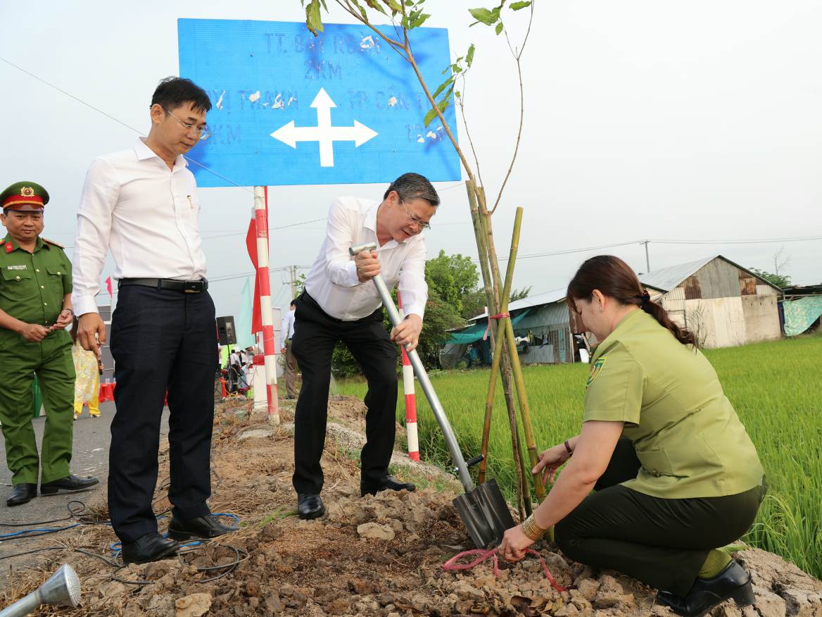 Chủ tịch UBND TP Cần Thơ Trương Cảnh Tuyên trồng cây tại xã Tân Hòa. Ảnh: Tạ Quang