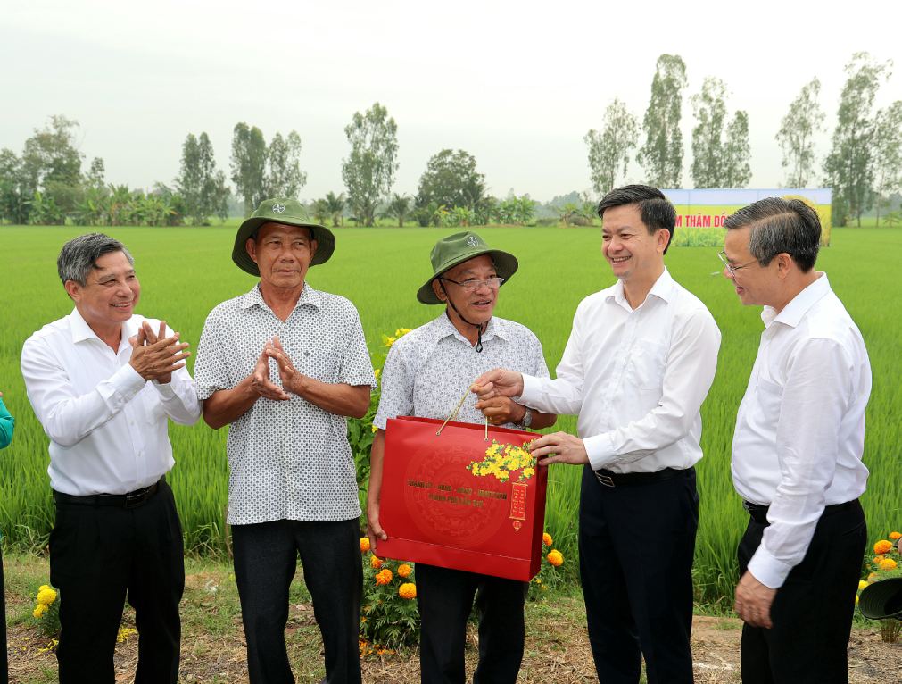 Lãnh đạo Cần Thơ tặng quà cho ông Nguyễn Thanh Bình. Ảnh: Tạ Quang
