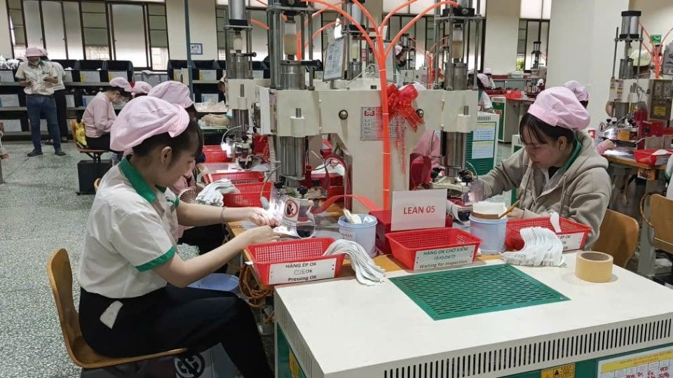 テト休暇後、工場に戻って働く労働者。写真:ホアン・ロック