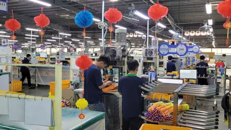 Không khí sản xuất rộn ràng trong ngày đầu năm tại doanh nghiệp ở Vĩnh Long. Ảnh: Hoàng Lộc