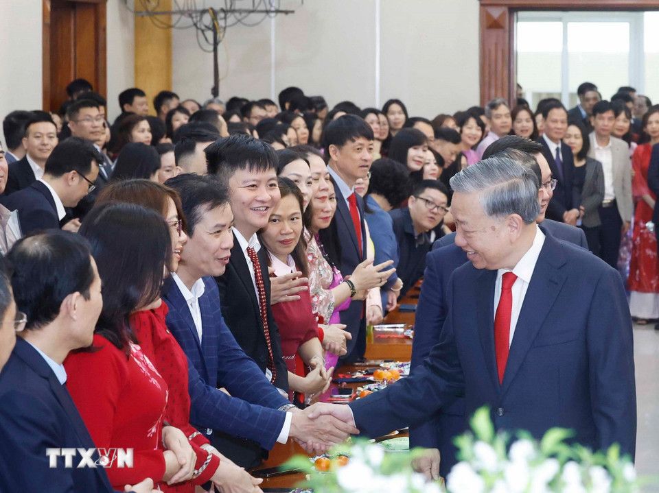 Tổng Bí thư Tô Lâm với cán bộ, công chức, viên chức, người lao động của Văn phòng Trung ương Đảng. Ảnh: TTXVN