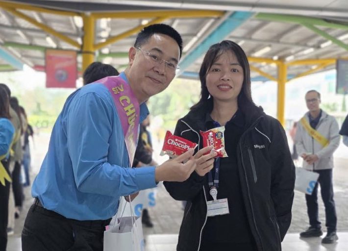 Chairman of the grassroots Trade Union of Samsung Electronics Vietnam Co., Ltd. (Bac Ninh province) welcomes workers back to work. Photo: NVCC