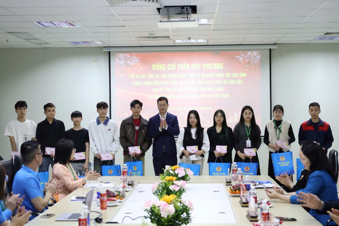 Các đại biểu lì xì, tặng quà công nhân lao động Công ty