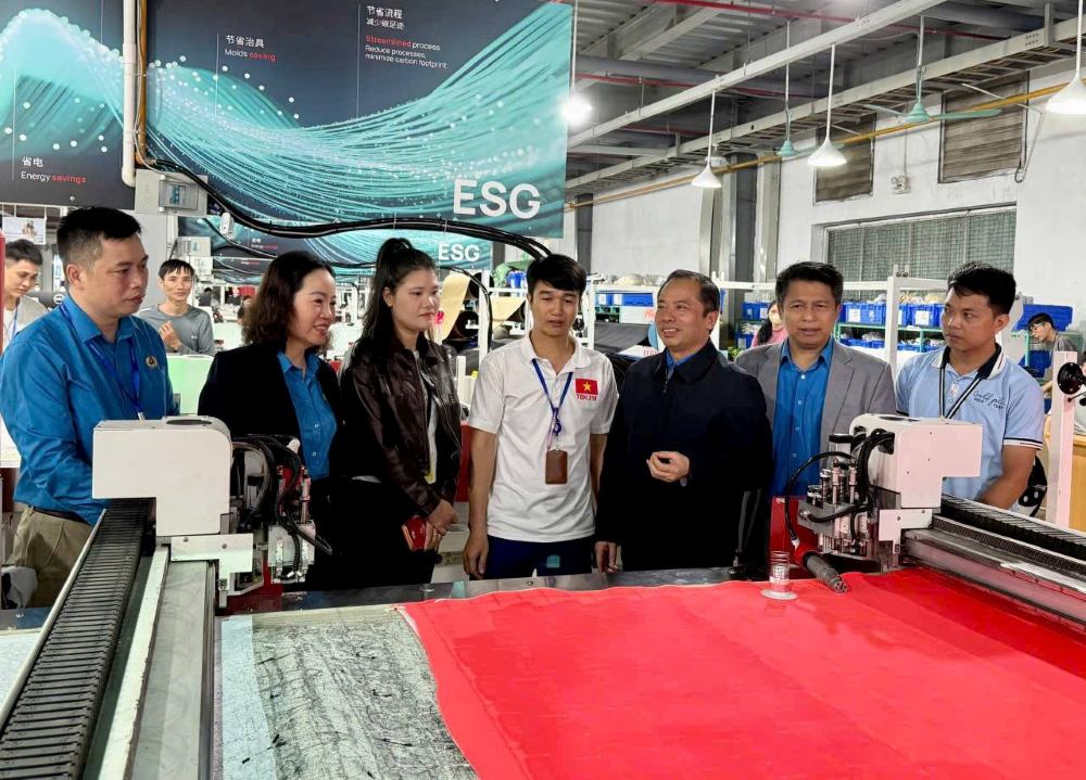 Đoàn công tác của Công đoàn Thanh Hóa đến thăm hỏi, động viên công nhân lao động trong ngày làm việc đầu tiên của năm mới 2026. Ảnh: Minh Hoàng