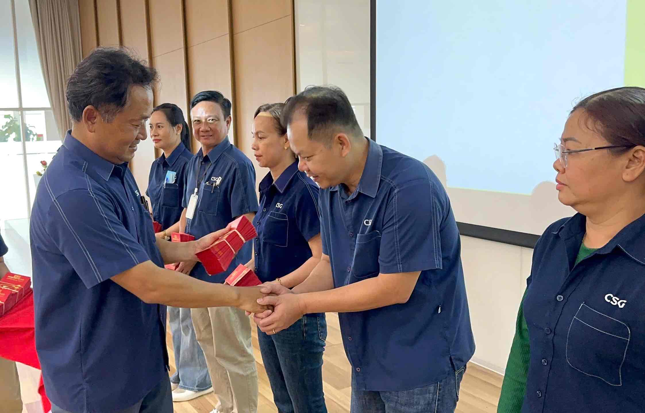 Ban lãnh đạo Công ty Chang Shin Việt Nam trao lì xì may mắn đến đại diện các quản lý của từng bộ phận để chuyển tới toàn thể người lao động. Ảnh: HAC