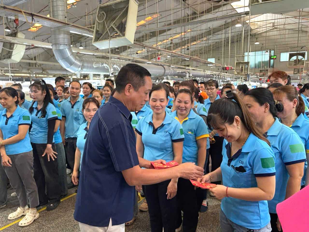 Employees of Chang Shin Vietnam Company return to work after the Tet holiday and receive lucky money from the company's leadership. Photo: HAC