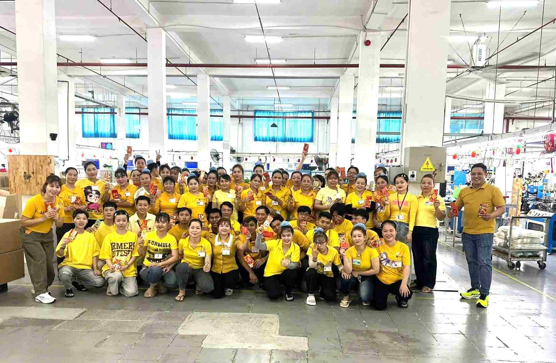 Công nhân trở lại làm việc ngày đầu sau Tết được lì xì may mắn. Ảnh: BQL Các KCX&CN TPHCM cung cấp