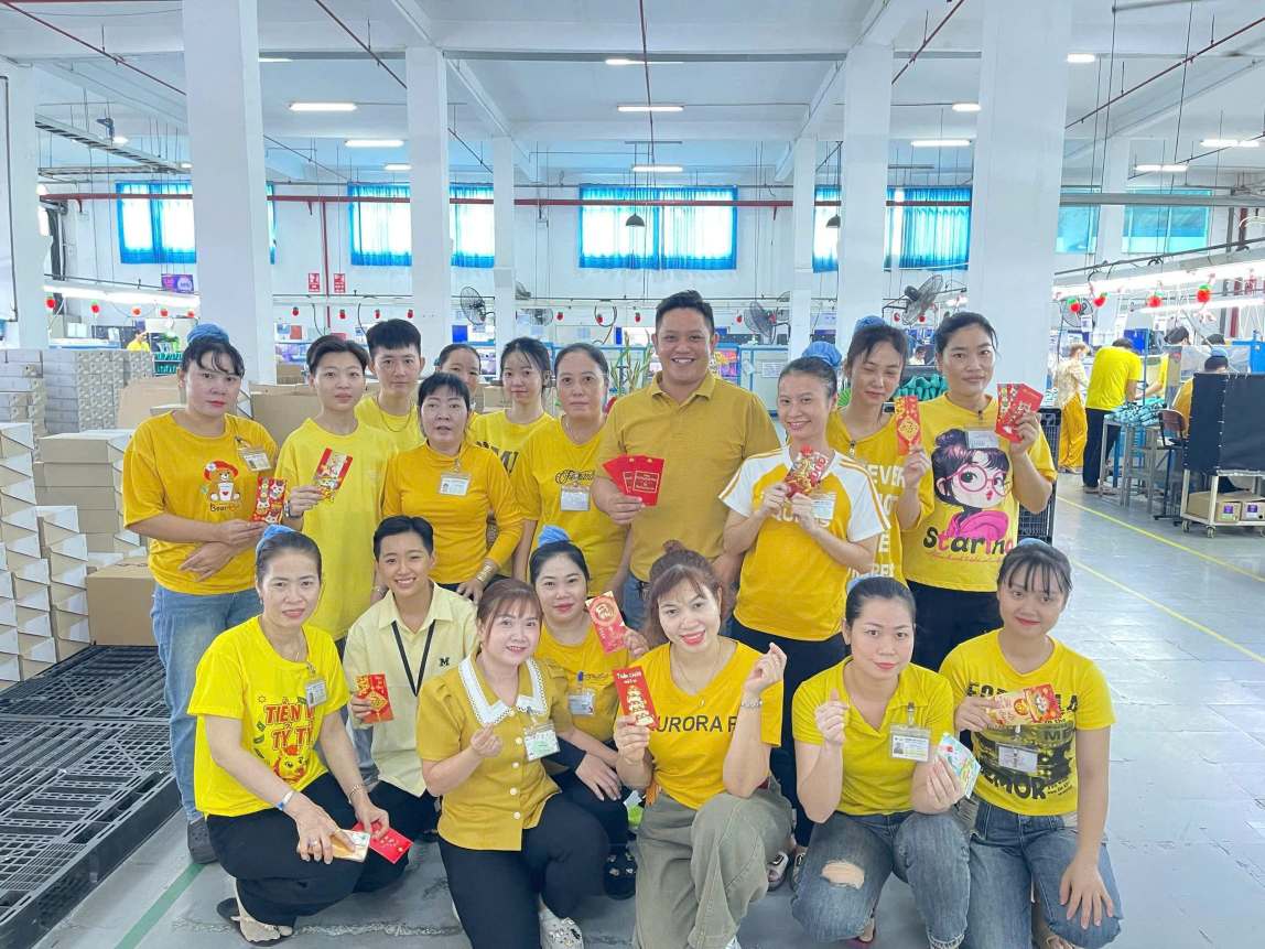 Workers returning to work on the first day after Tet receive lucky money. Photo: Provided by the Management Board of Export Processing Zones & Industrial Parks of Ho Chi Minh City